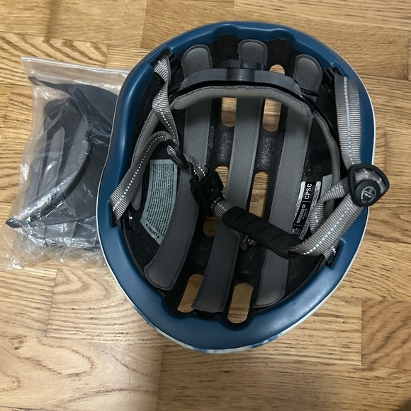 Nutcase Metroride helmet S/M size (adult) - Picture 2 of 3